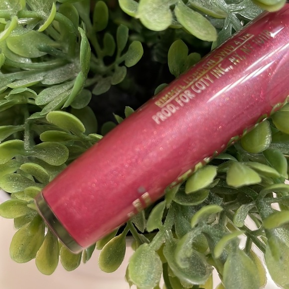 🎉Rimmel London Stay Glossy Capitvate Me! - Picture 3 of 5